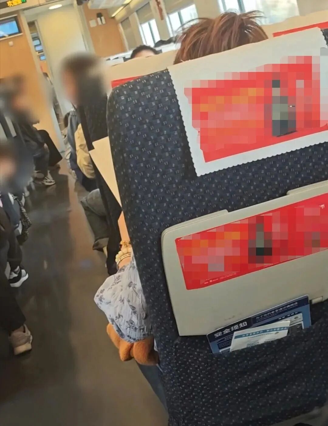 “到底谁家小孩？”大学生怒吼制止高铁上孩童吵闹，自称事后遭网暴！12306回应 ... ...