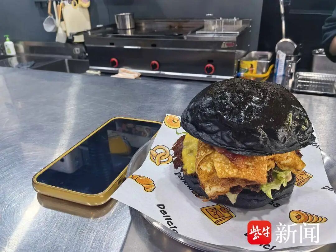 “大胃”女生一次吃12个汉堡，第三次上门被老板拒绝接待，目前自助活动已下架；女子发 ...