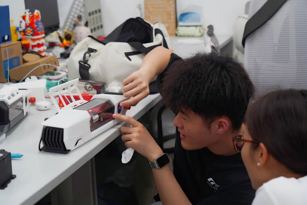 连日卖爆！20天净赚10多万！深圳00后职校生宿舍里AI创业，已被投资方盯上 ... ...