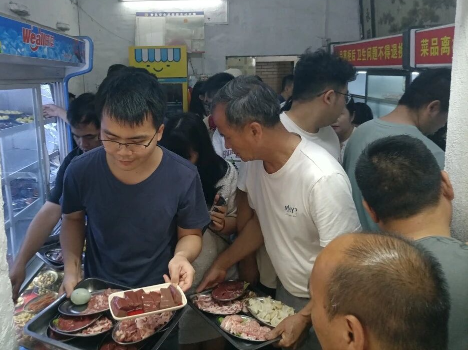 在美食博主刘雨鑫探店后，佛山顺德的莫氏鸡煲火爆出圈。除了莫氏鸡煲，最近，刘雨鑫还带火了广州南沙的美食——北流食街的粥底火锅。一位街坊说，这家粥底火锅店晚市营业前两三个小时，食客就开始排队，队伍拐了几个 ...