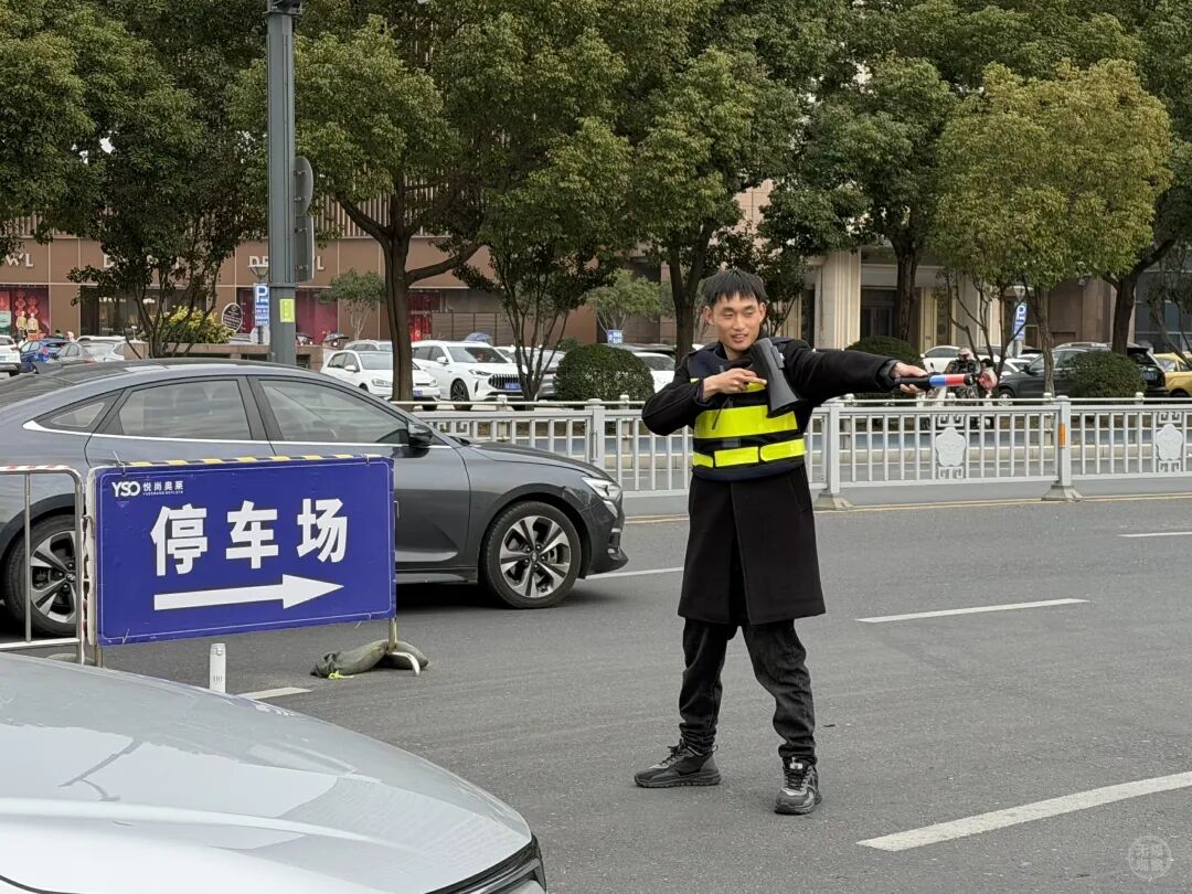 00后保安小哥魔性指挥火了，人称“无锡最嗨保安”！网友：有趣的人真的万里挑一 ... ...