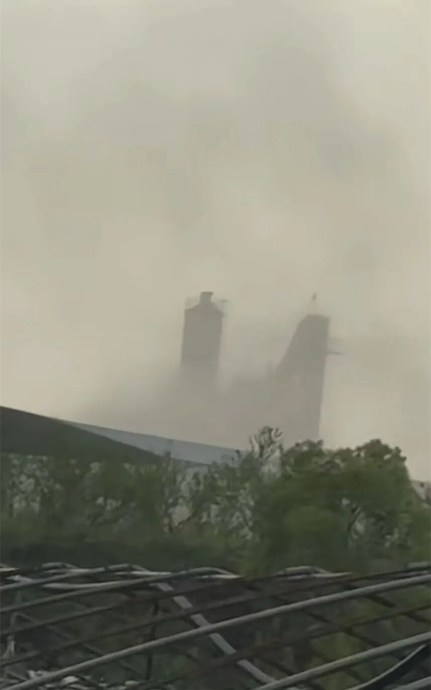 网友称湖北一工厂非法生产污染空气，当地：设备架得高，当时风大，把灰尘吹到旁边去了 ...
