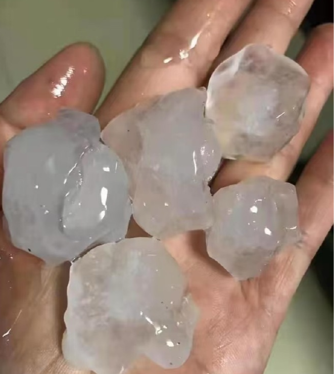 武汉暴雨伴随冰雹大风，市民：从未见过这么大颗的冰雹，风雨交加一晚上没睡着 ... ...