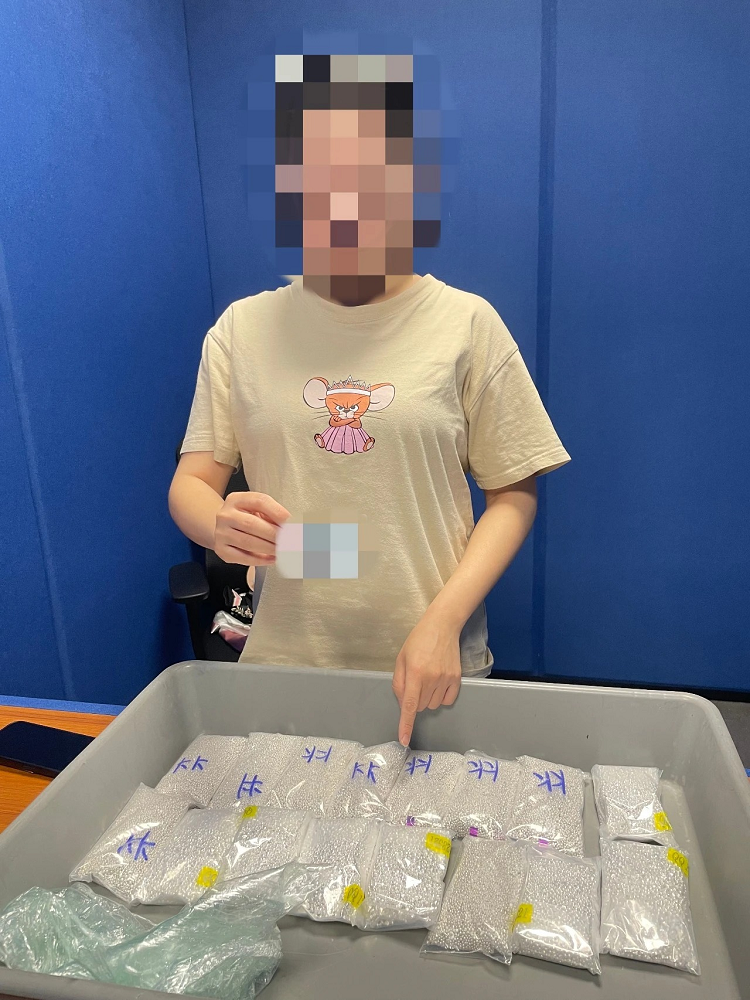 横琴海关截查一名体态异常的女司机发现“肚里”藏有大量银粒拱北海关所属横琴海关日前查获一名假扮孕妇的司机，绑藏逾19千克白银颗粒企图走私进境。3月13日上午10时59分许，横琴海关关员在对进境客车监管时，发现车  ...