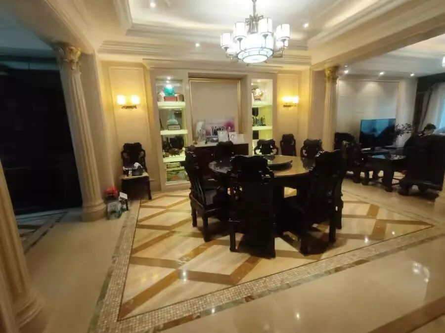 这个4月，杭州顶豪法拍房扎堆上架。除了武林壹号、凤起潮鸣这两个市中心的豪宅再次现身法拍市场，就连在二手房市场很惜售的湘湖壹号，也难得有房源露面。这套位于湘湖壹号望湖园的排屋（带车位），是四联排的中间套  ...