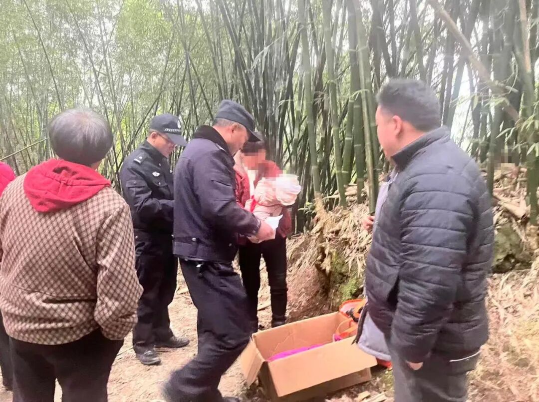 夫妻7万元买男婴后丢在路边，主动报警称要收养孩子，警方识破后把买家卖家人贩子全抓  ...