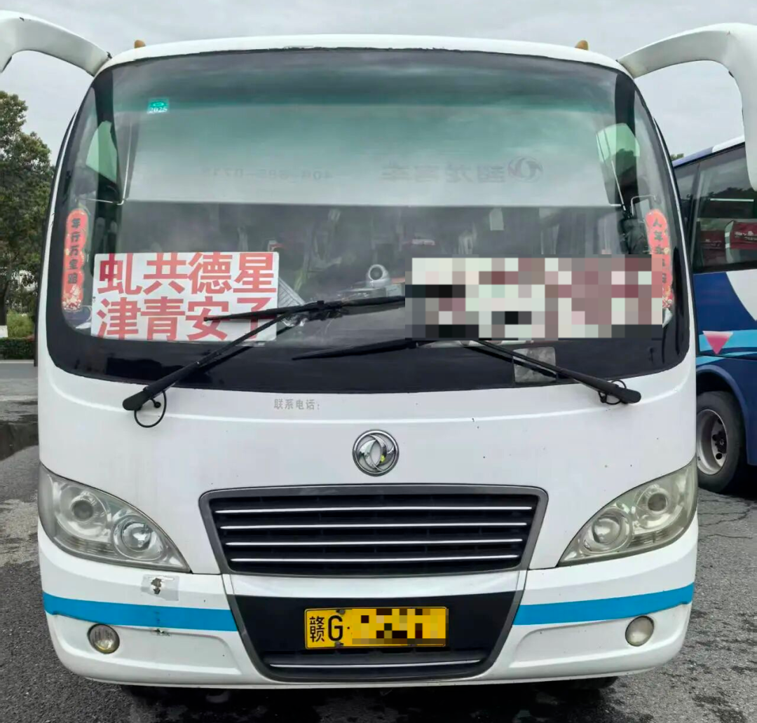 “车厢内拥挤不堪，部分无座乘客相互‘挤’在角落板凳上”，江西一19座客车载35人严重 ...