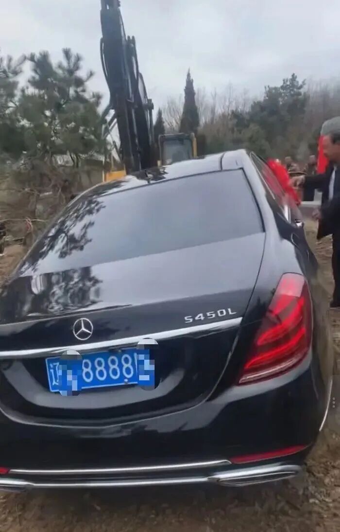 疑似用号牌8888真奔驰车陪葬？当地民政局回应……