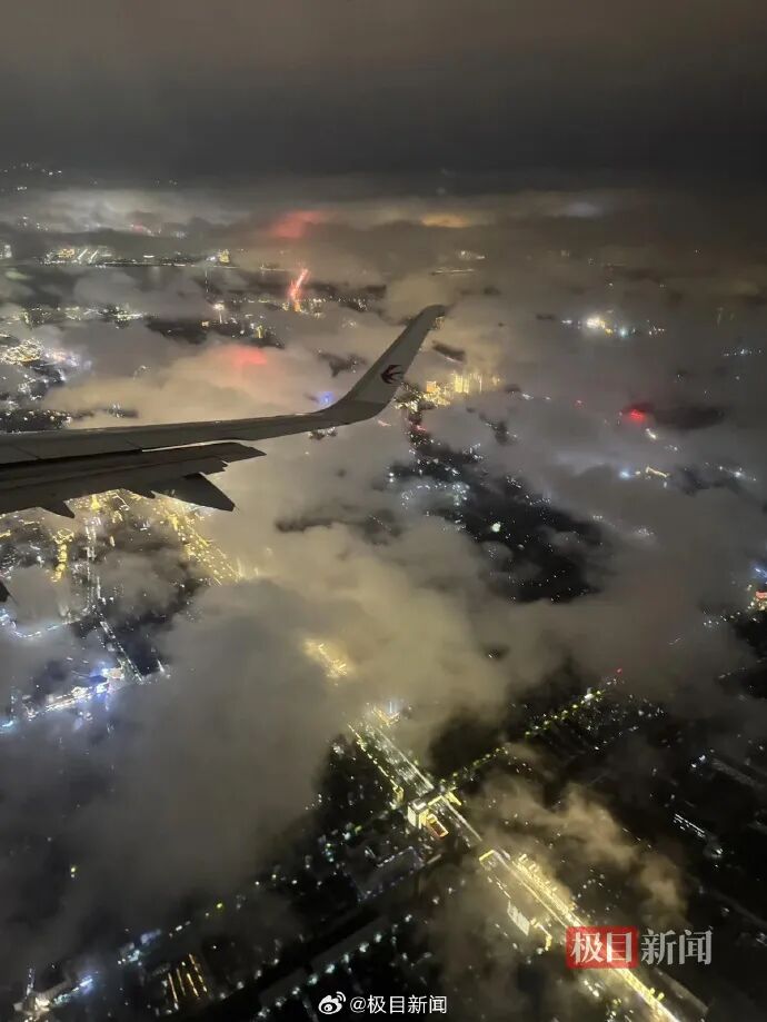 东航MU6113雷电中盘旋数圈安全降落，乘客：剧烈颠簸，吓得给对象留言，感谢机长带我平 ...
