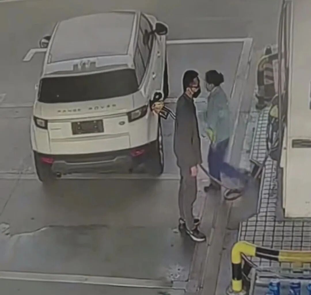 男子开无牌路虎加油500元后逃单，加油站负责人：他全程戴口罩，说上车付钱后一脚油门  ...