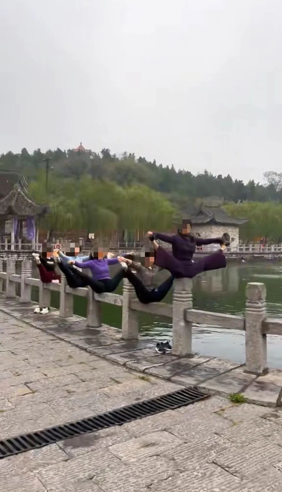 河南一景区有5名女子在湖边栏杆上，做高难度瑜伽动作秀柔韧；工作人员：近期会重点留  ...