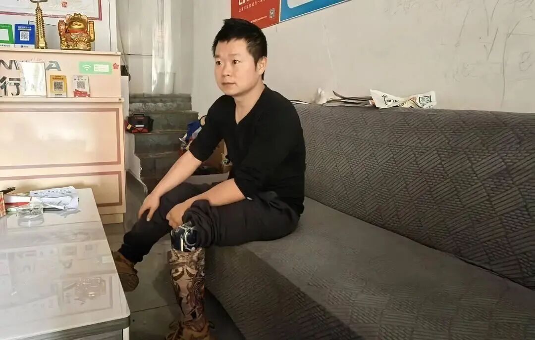 车祸死里逃生，四川一残疾小伙开洗车店，免费为这些人洗车报恩 ... ...