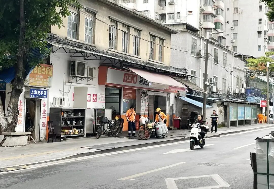 远在中东地区的海湾多变局势，通过另一种形式传导到数千公里外的广州，部分羊城街坊近日为瓶装液化石油气价格的上涨而发愁。“最近瓶装煤气涨得太离谱了……”“我该换电磁炉，还是继续用煤气？”近日，有不少网友在 ...