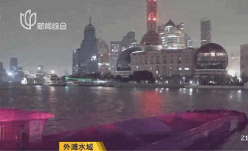 情况危急！深夜黄浦江，满载货船突然失控撞向十六铺码头，船员崩溃：撞上就不得了了！ ...