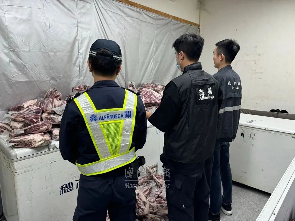 海关在关闸附近查获“水客”散货点检获约1,300公斤冷冻牛排本地男负责人被捕海关本月9日在关闸附近查获一个疑“水客”散货点，检获约1,300公斤、市值约20万澳门元的冷冻牛排，一名本地男负责人涉嫌违法被查。涉案本  ...