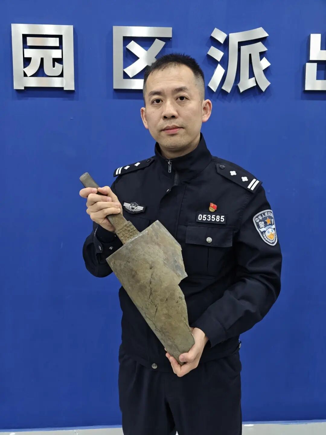 浙江一对老夫妻收废品，在河边捡到奇特“铁疙瘩”，果断上交！民警一查：竟是千年宝贝 ...