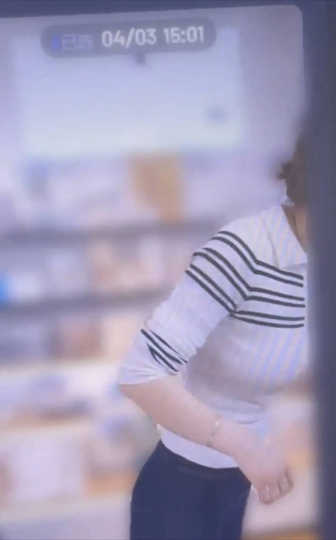 浙江23岁女主播直播时突然晕倒，被公司当场辞退，女子：晕了十几秒就站起来继续播；公 ...