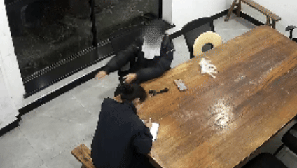 远嫁女子在浙江一派出所哭着请求辅警拥抱，一抱就是24分钟！网友：胜过千言万语 ... ...