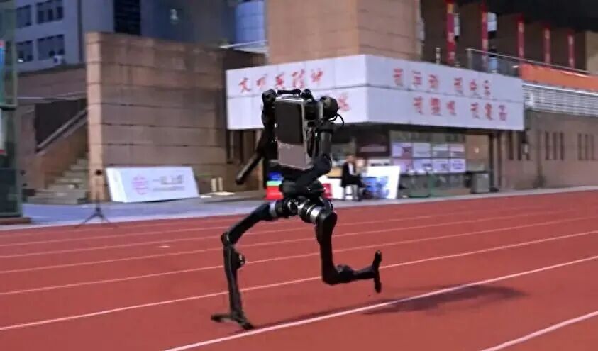 宇树科技宣布人形机器人跑出10米/秒，逼近人类巅峰水平；此前创始人王兴兴表示今年年  ...