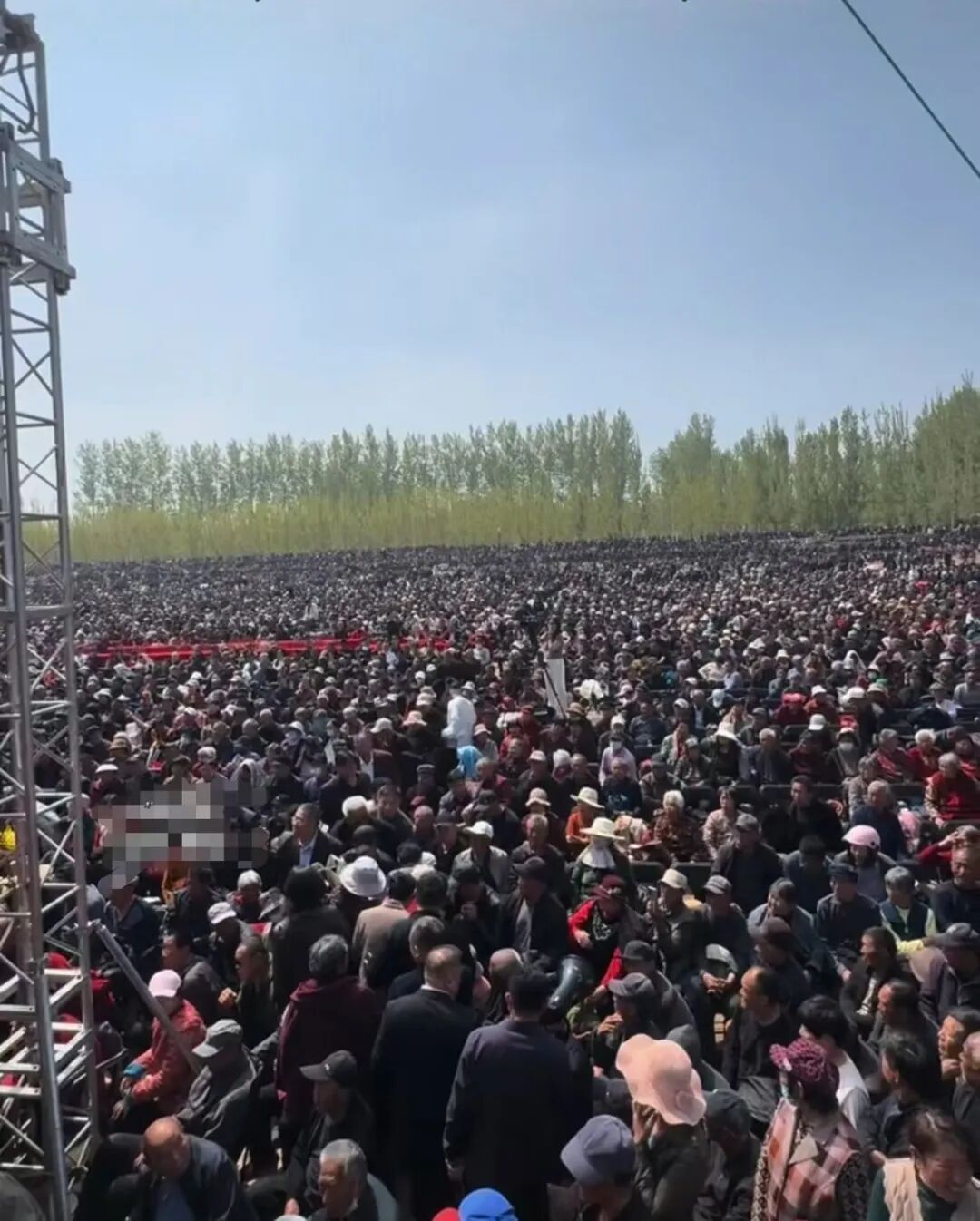 山东一企业家为贺父亲80大寿，花50万请老家村民免费看6天豫剧，演出人员：剧团演员来  ...