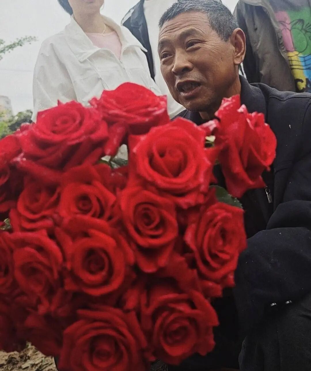 1元一朵，成都“玫瑰爷爷”花田走红，游客：实现“玫瑰自由” ... ...