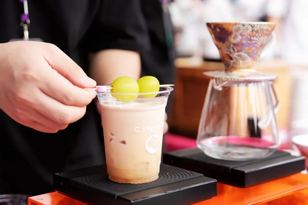 五一节叠加咖啡节5月的广州会有怎样的精彩？今年5月1日至5日广州咖啡节在‌天河体育中心南广场闪亮登场而广州与咖啡的缘分由来已久自古以来，中国就是茶叶大国，而如今，咖啡在都市生活里已悄然成为与茶饮并驾齐驱的 ...