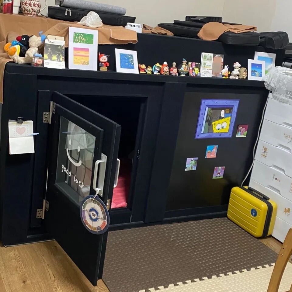 男子因噪音过敏住5年隔音舱：自己设计