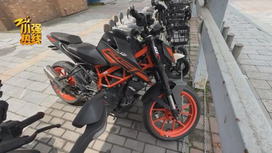 浙江一小伙闲鱼上约好互换摩托车，收到货却傻眼：竟是一辆电动自行车，连电池也是空的 ...