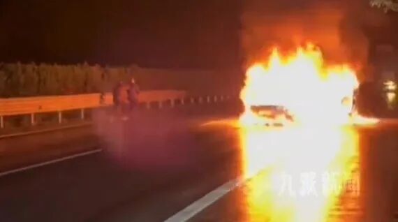 云南昭通高速上发生车祸起火，男子火海逆行救人，刚转移现场就发生爆炸，当事人回应： ...