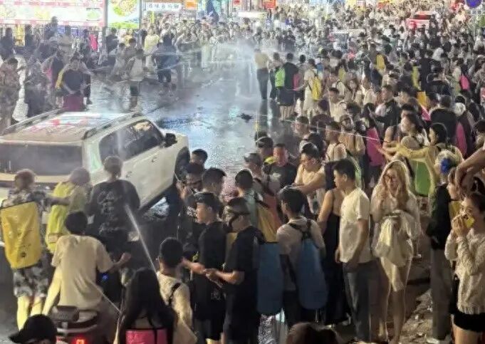 近日，云南西双版纳景洪市泼水节，遭遇了各类“突袭事件”。最受关注的是，4月14日，当地泼水节中，一辆新能源车后备箱被人拉开，多人向内喷水。车主表示，当时自己的父母坐在后排，父亲身体不太好，有脑血栓。车刚  ...