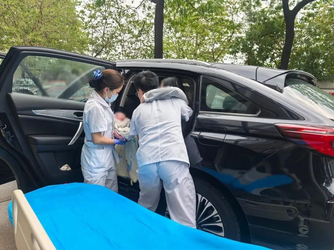 “医生！我儿媳在车上生了，车就在医院门口！”4月17日早上，一阵急促的呼救声，在广州市白云区钟落潭镇卫生院门诊大厅响起。一位怀抱幼儿的中年妇女神色慌张，言语中满是焦急。当时，该院宣教科科长龙嘉玉正在巡查  ...
