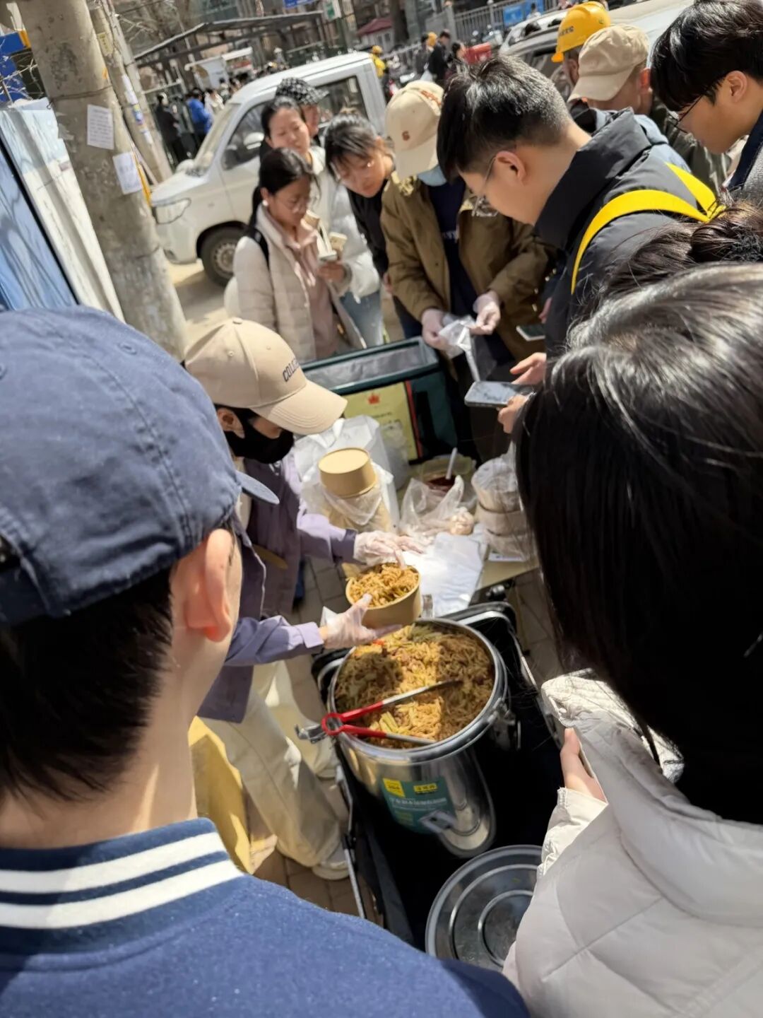 女子哈尔滨晒自家焖面，数千河南学生直呼“好想吃”催其出摊，当事人“被迫营业”出摊 ...