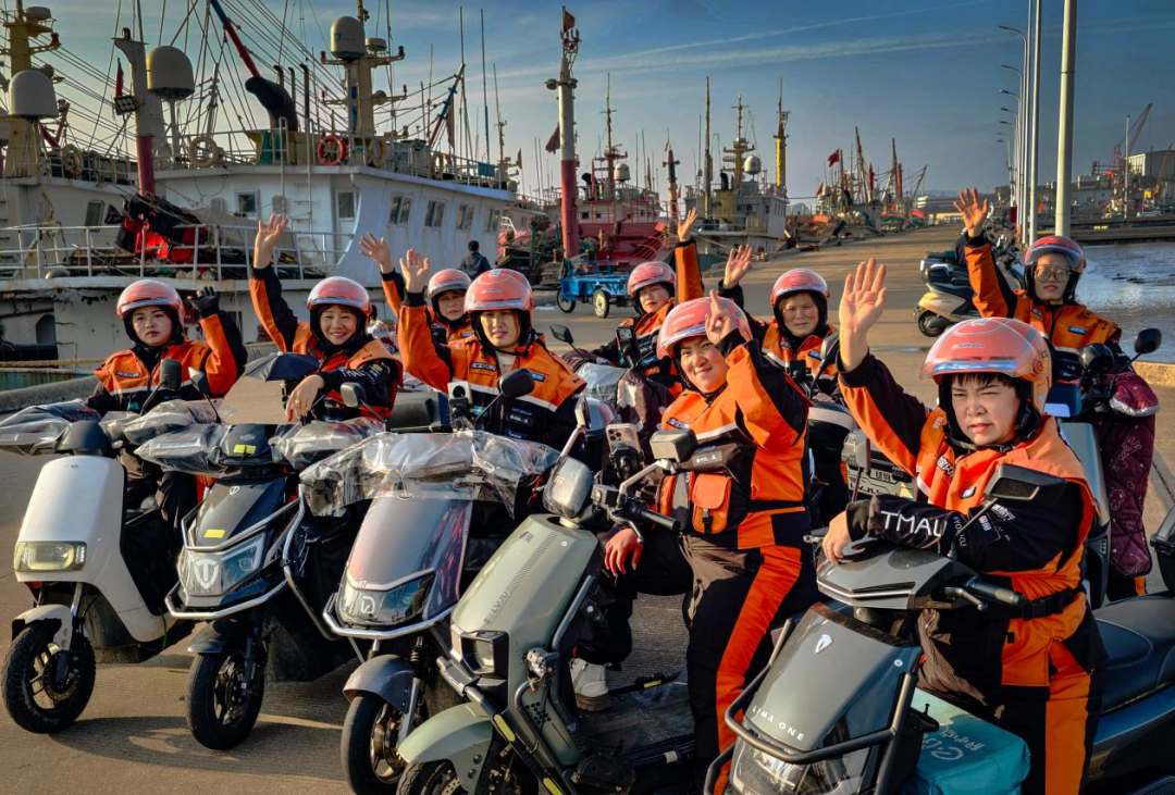 2026年1月初，淘宝闪购发起了“看见·城市与骑士”摄影大赛，到3月3日大赛报名结束，共收到超过2000幅投稿作品，有十万余名骑士参与投票，选出了那些他们希望被看见的瞬间。他们的照片可能不是最精美的、也不是最讲  ...