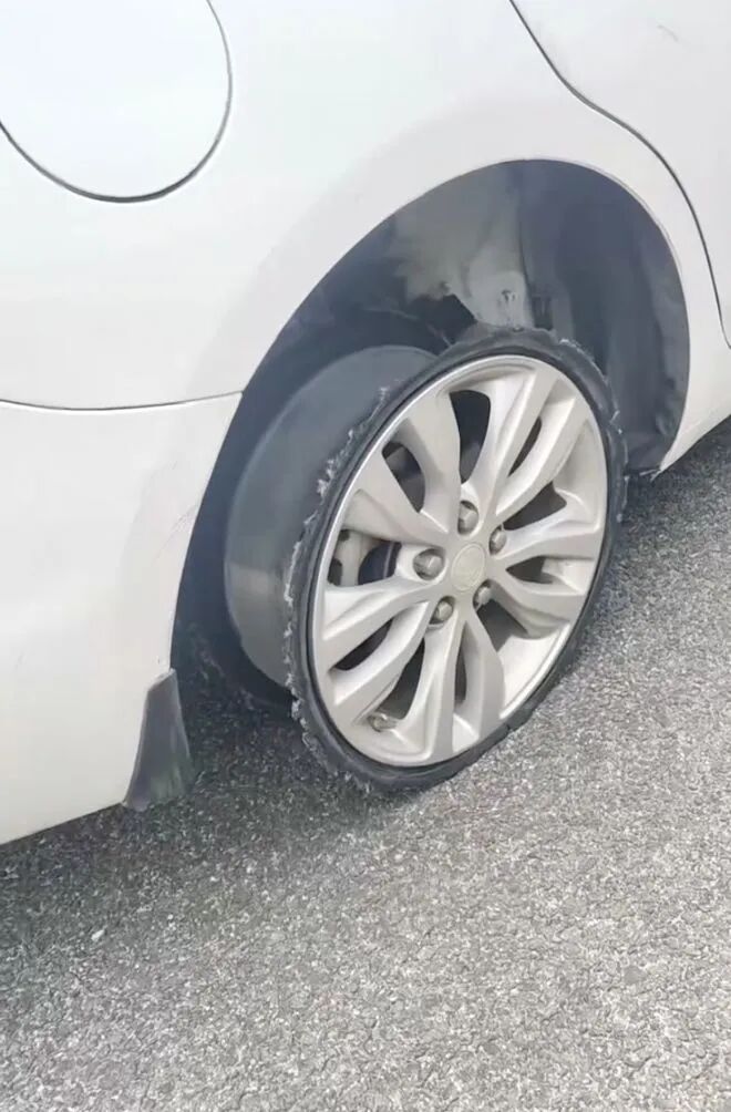 湖南一小车在高速公路跑100码，突然接到陌生人电话直接吓哭了 ...