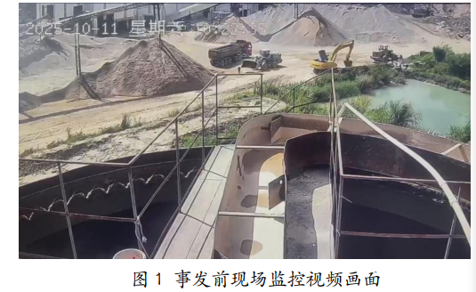 卸沙现场，一男性尸体随沙料倾泻而出，仅露出裤脚和双脚，调查结果公布 ... ...