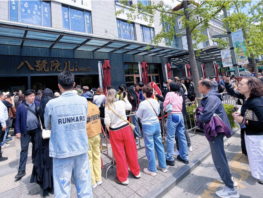 演员文章面馆火了，“黄牛”代排队300元/人，店长回应