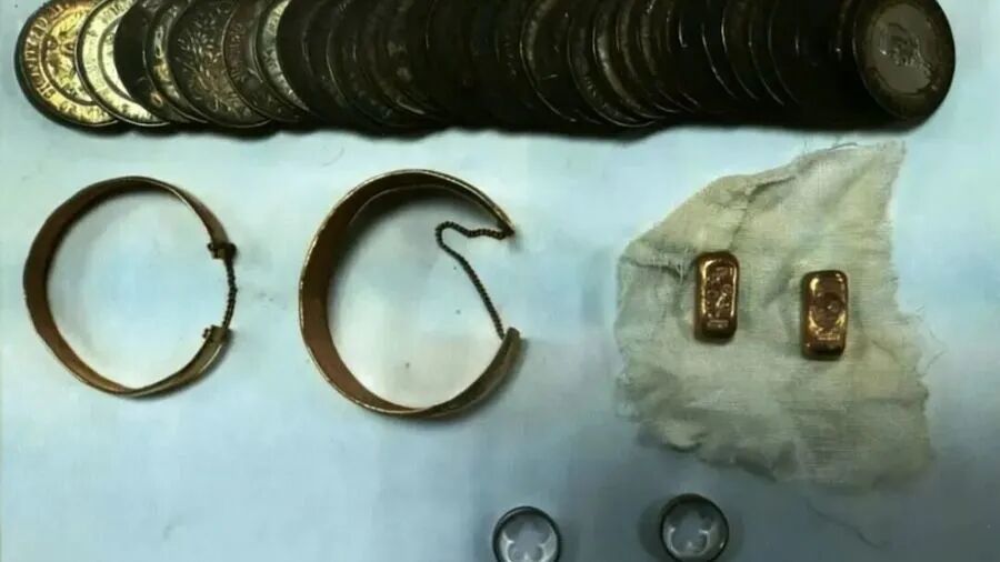 上海女子清空一只老式古董樟木箱时傻眼，里面的银元金条金项链都没了，总价值达9万多  ...