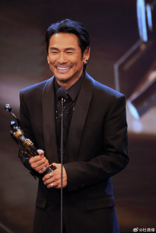 杜德伟发文回应获金像奖：以歌手身份入行时从未想过会成为演员，能在64岁的阶段获奖意 ...