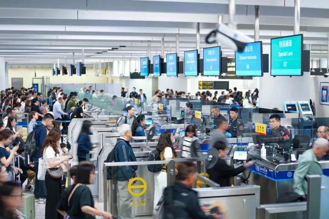 截至4月15日深港跨境高铁今年客流已突破1000万人次较去年提前16天创下线路开通以来最快通关增速记者了解到，今年1月26日，全国铁路新运行图发布，110个直达站点串珠成链，香港与江苏、安徽等地首次实现高铁直达，日  ...