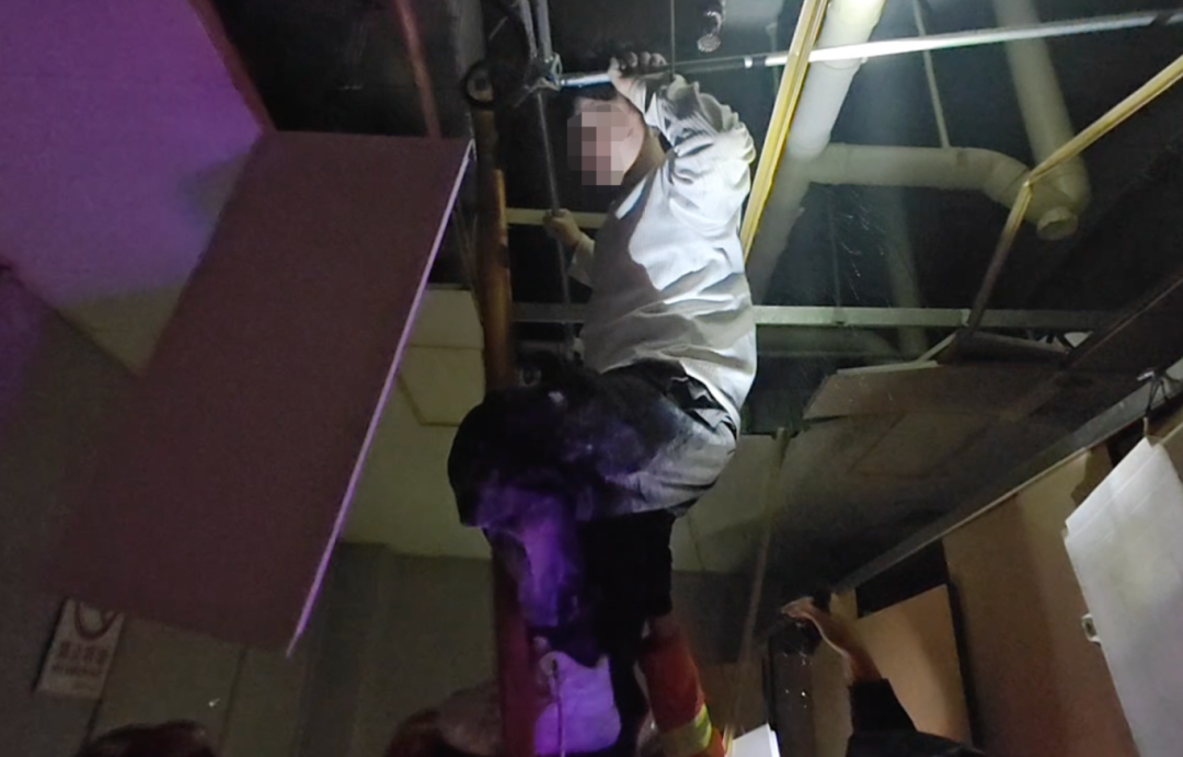 医院卫生间天花板内传来动静，打开一看竟藏了个人！
