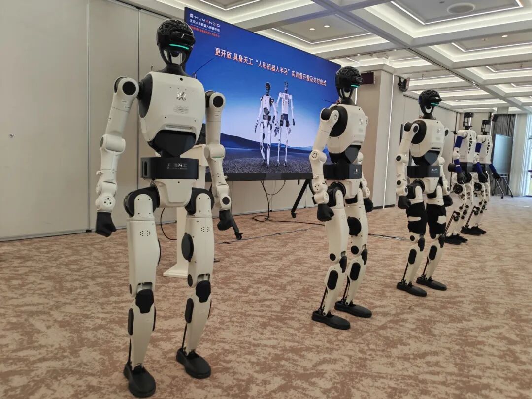 4月19日，北京亦庄。100余支战队、约300台人形机器人涌上赛道，踏上21.0975公里的半马征程。一年前，同一条赛道上只有20支队伍。多数机器人步履蹒跚，需要人类领航员一路陪护，冠军“天工Ultra”以2小时40分42秒完赛 ...