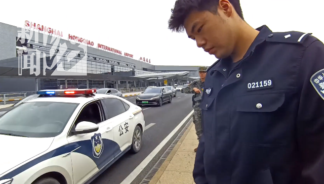 上海虹桥机场附近，一男子爬上高架轻生！千钧一发之际，有民警经过 ... ...