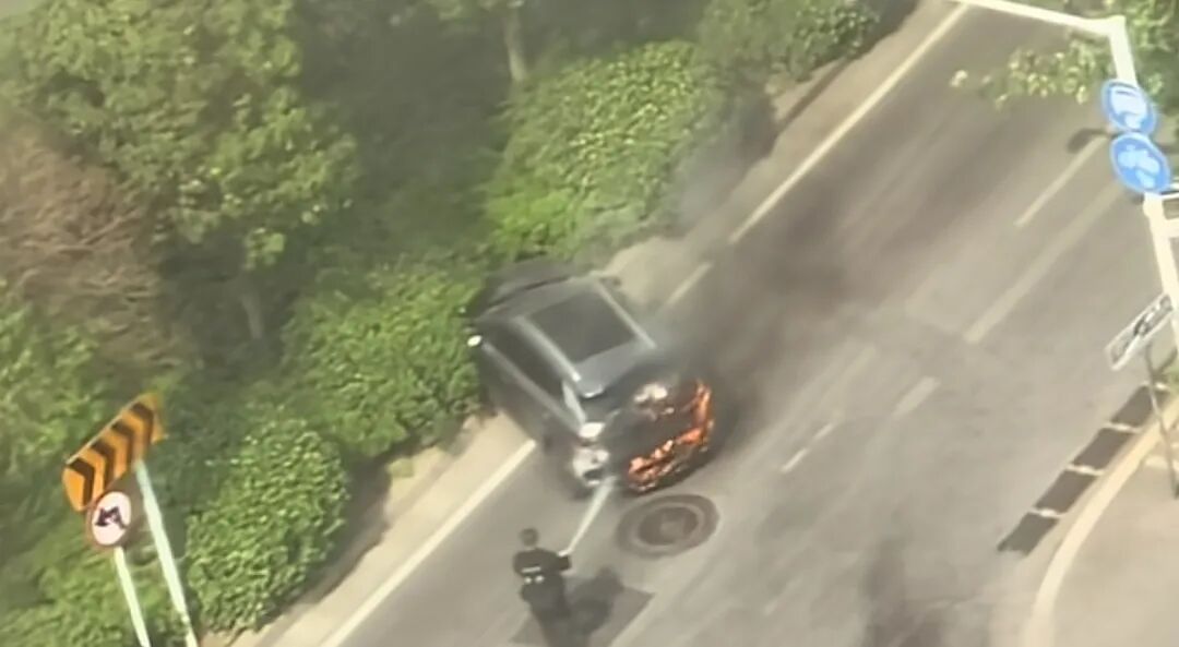 近日，有网友发视频称，在河南郑州市金水区，停放在路边的一辆新能源车起火燃烧时引燃后方车辆，车主挪车失误又造成车辆二次受损。事发后，当地消防、交警部门赶到现场处置。4月21日，金水区消防救援大队工作人员表  ...