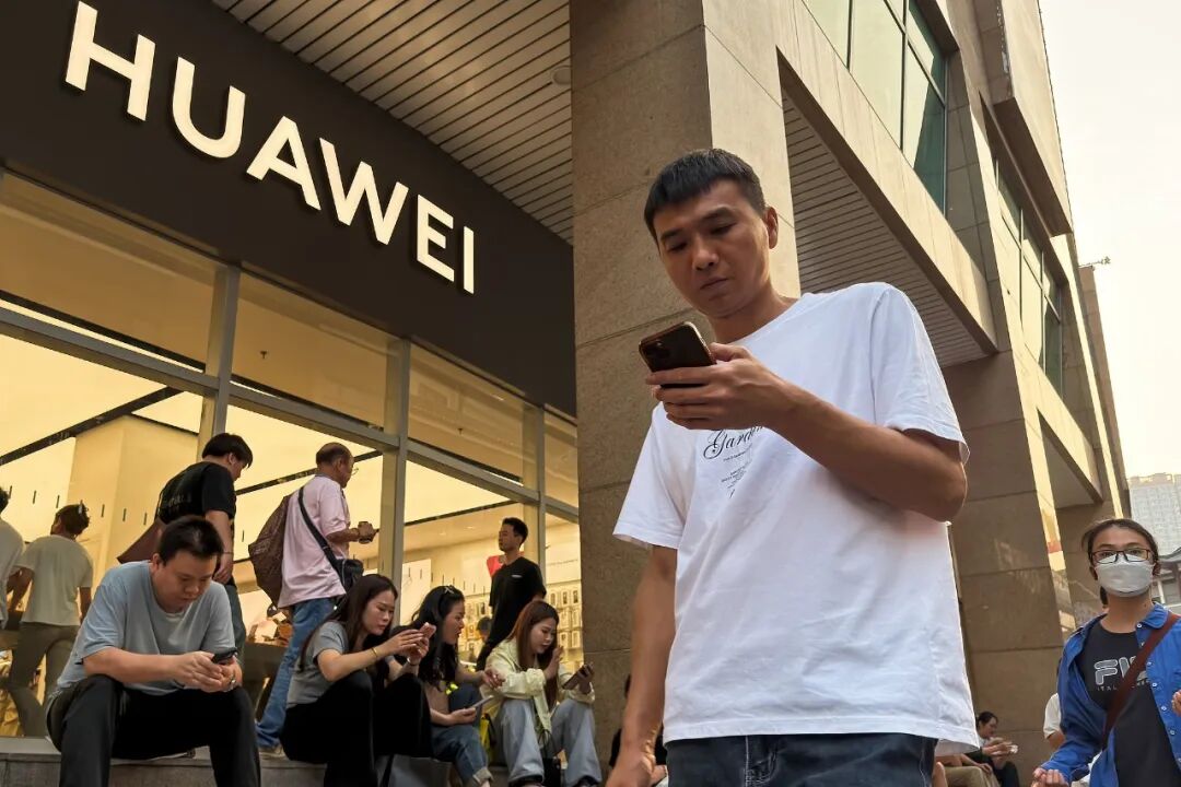 图源：视觉中国就在其他安卓厂商因内存价格上涨而普遍提价之际，华为却反其道而行之，凭借“加量不加价”乃至部分机型降价的策略，在高端手机市场进一步攻城略地。4月20日，华为在Pura 系列及全场景发布会上发布了新 ...