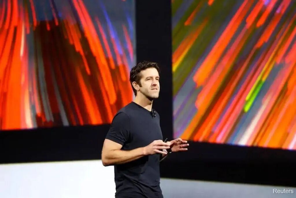 iu g苹果将再次改变世界。刚刚宣布将接替蒂姆 · 库克（Tim Cook）出任苹果公司首席执行官（CEO）的约翰 · 特努斯（John Ternus），在今天凌晨的苹果员工大会上发布了演讲，看起来，他不仅热情饱满，还雄心勃勃。在 ...