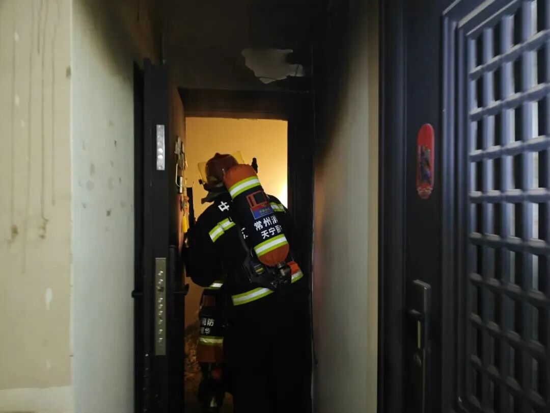 家中起火，17岁少年掏出手机，却并不是拨打119报警电话？