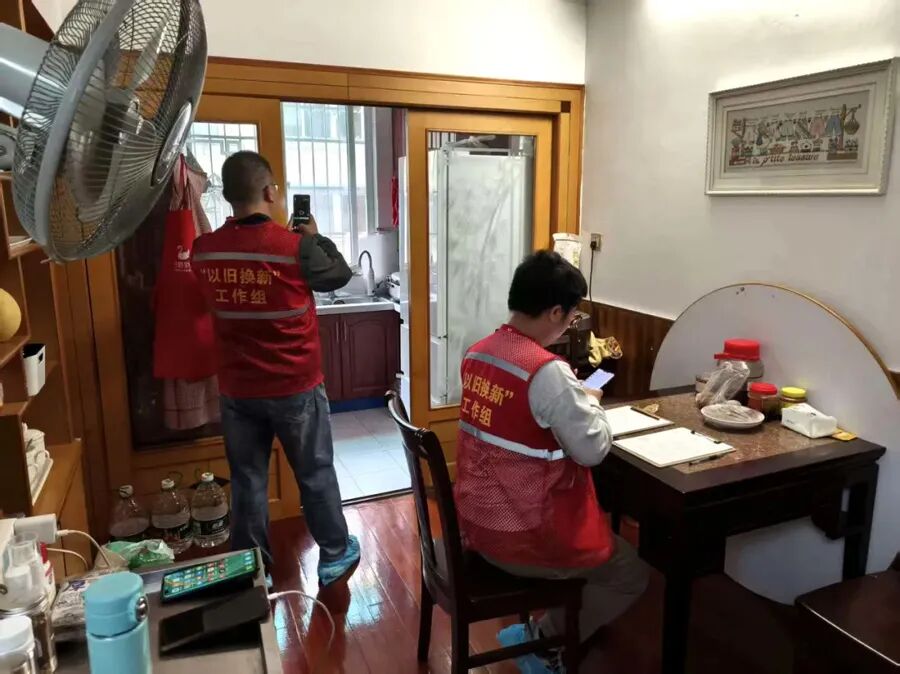 过去两三年，商品住房“以旧换新”在长三角，成为反复被提起的高频词。从南京到无锡，从湖州到宁波，从苏州到上海，政策接连推出，模式也不断翻新：有国企收购，有中介代卖，有“房票+补贴”，也有“旧房评估价直接  ...