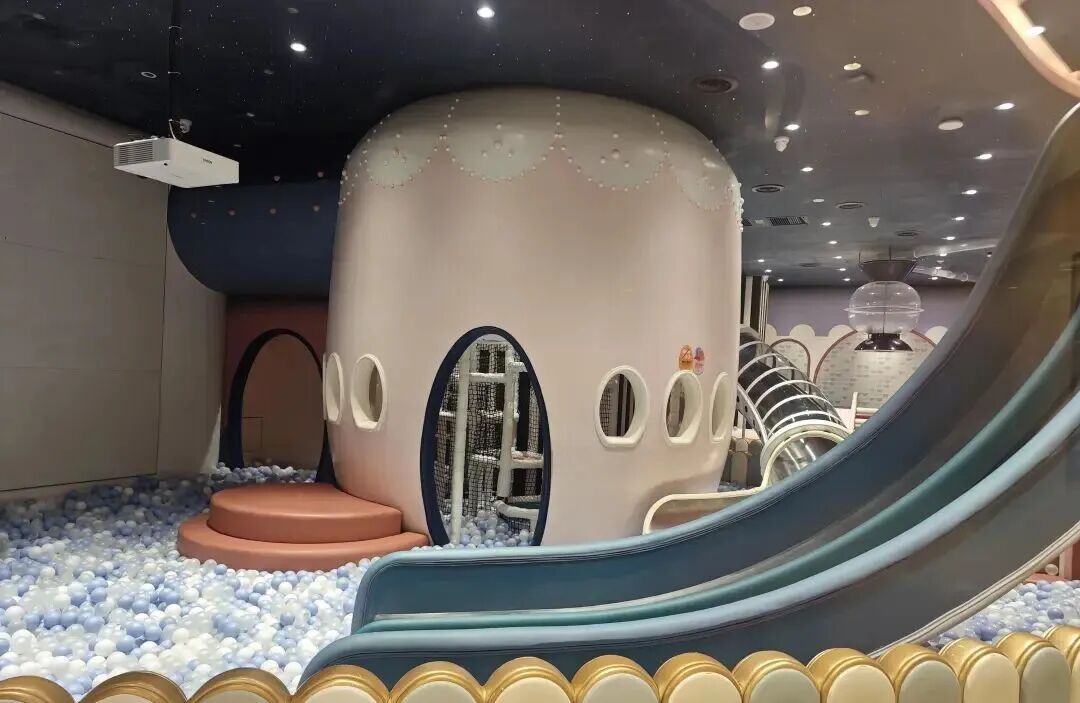 近日，一名3岁男童在广东深圳福田区卓悦中心奈尔宝家庭中心游玩时，疑遭陌生成年男子故意袭击，导致生殖器根部出现2.5厘米撕裂伤，缝合6针。家属称，男童伤情被鉴定为轻伤二级，目前警方已立案侦查。近日，刘先生（  ...