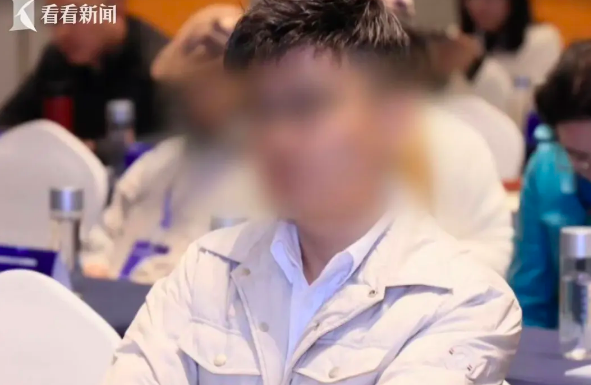 全身上下连头发都是假的！出狱后伪装“金融才俊”分饰三角收割单身女性，被害人：他不 ...