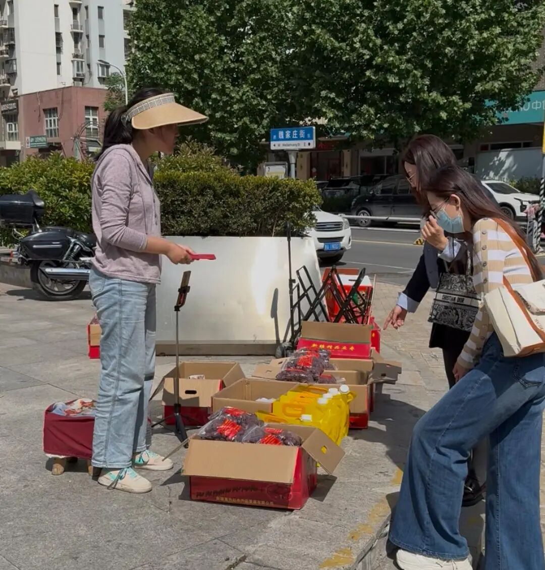湘潭大学大二女生卖红枣帮母亲治病：医生说她还能活两到三年 ，时间好短，想让她多陪  ...